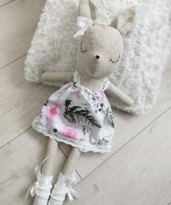 Sarenka w białej sukience w różowe kwiaty