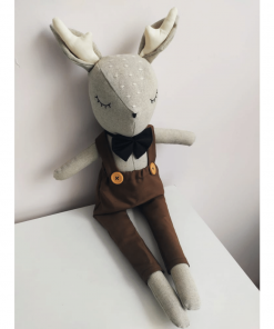 Jelonek w brązowych spodenkach