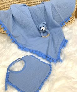 Kocyk z pomponikami błękitny