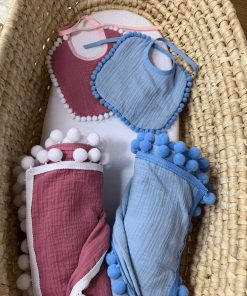 Śliniaczek brudny róż z pomponikami