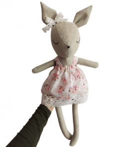 Sarenka w sukience w kwiaty z koronką