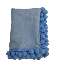 Niebieski kocyk z pomponami