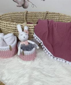 Kocyk z pomponikami brudny róż