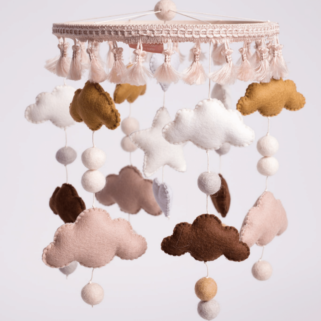 Dekoracyjna karuzela chwosty i chmurki