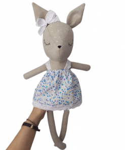 Sarenka w sukience w niebieskie kwiaty z koronką