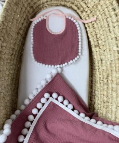 Kocyk z pomponikami brudny róż