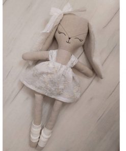 Króliczek w beżowej sukience