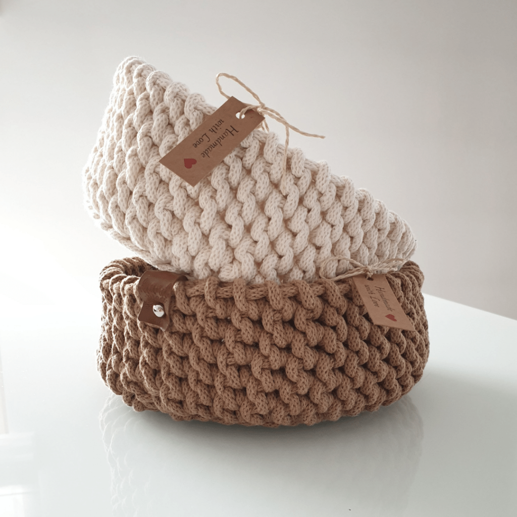 Pleciony koszyczek kremowy