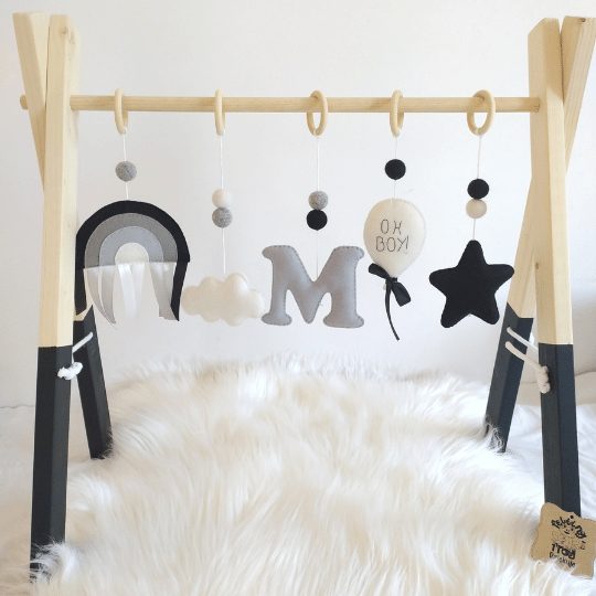 Stojak edukacyjny Baby Gym z literką dla chłopca | Moonio.pl