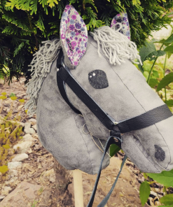 Szary Koń na kiju "hobby horse"
