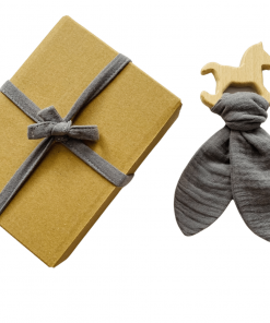 Drewniany gryzaczek z muślinem - konik na biegunach