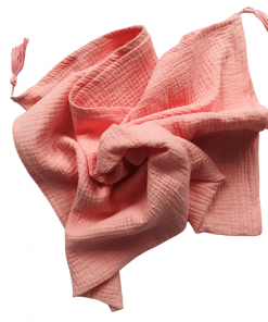 różowy muślinowy otulacz z chwostami