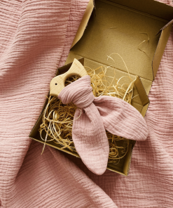 drewniany gryzak z muślinem - ptaszek