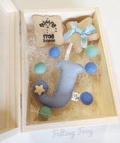 Zawieszka do wózka z literką niebieska