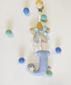 Zawieszka do wózka z literką niebieska