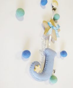 Zawieszka do wózka z literką niebieska