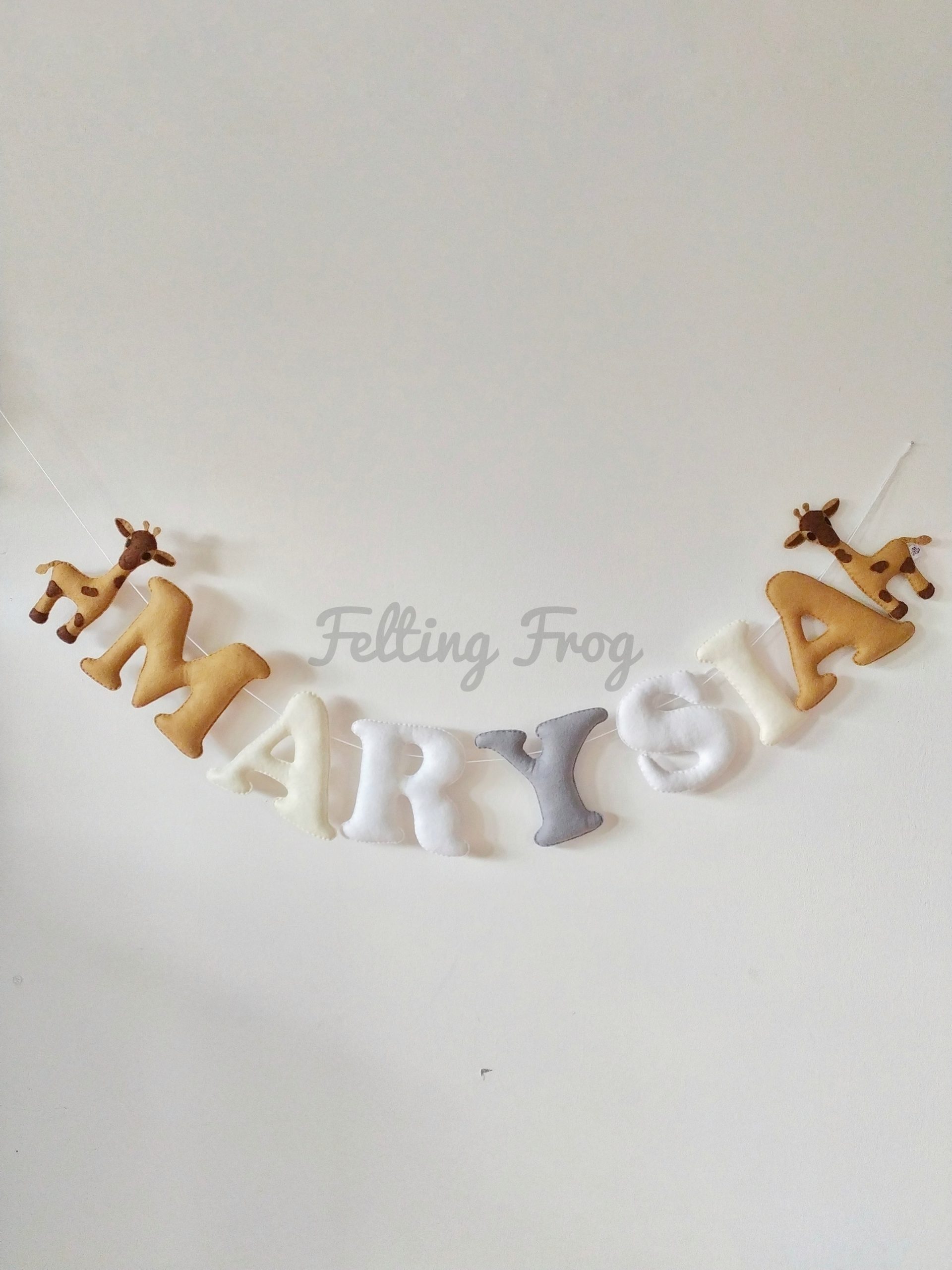 Literki z filcu z żyrafkami