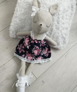 Sarenka w granatowej sukience w różyczki