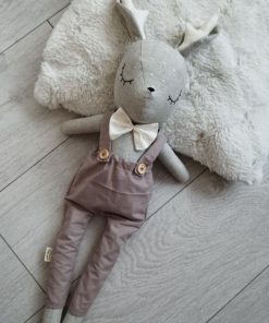 Jelonek w beżowych spodenkach