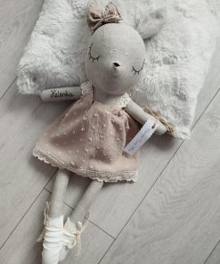 Sarenka w pudrowej sukience w kropki