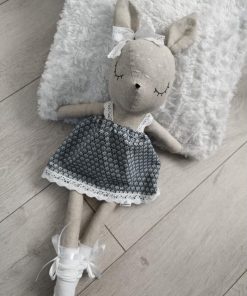 Sarenka w granatowej sukience w drobne kwiatki