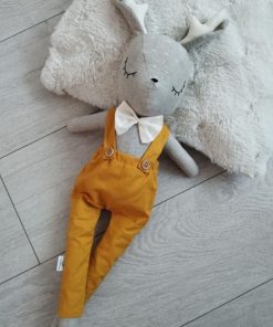 jelonek w musztardowych spodenkach