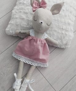 sarenka w różowej sukience w kropeczki