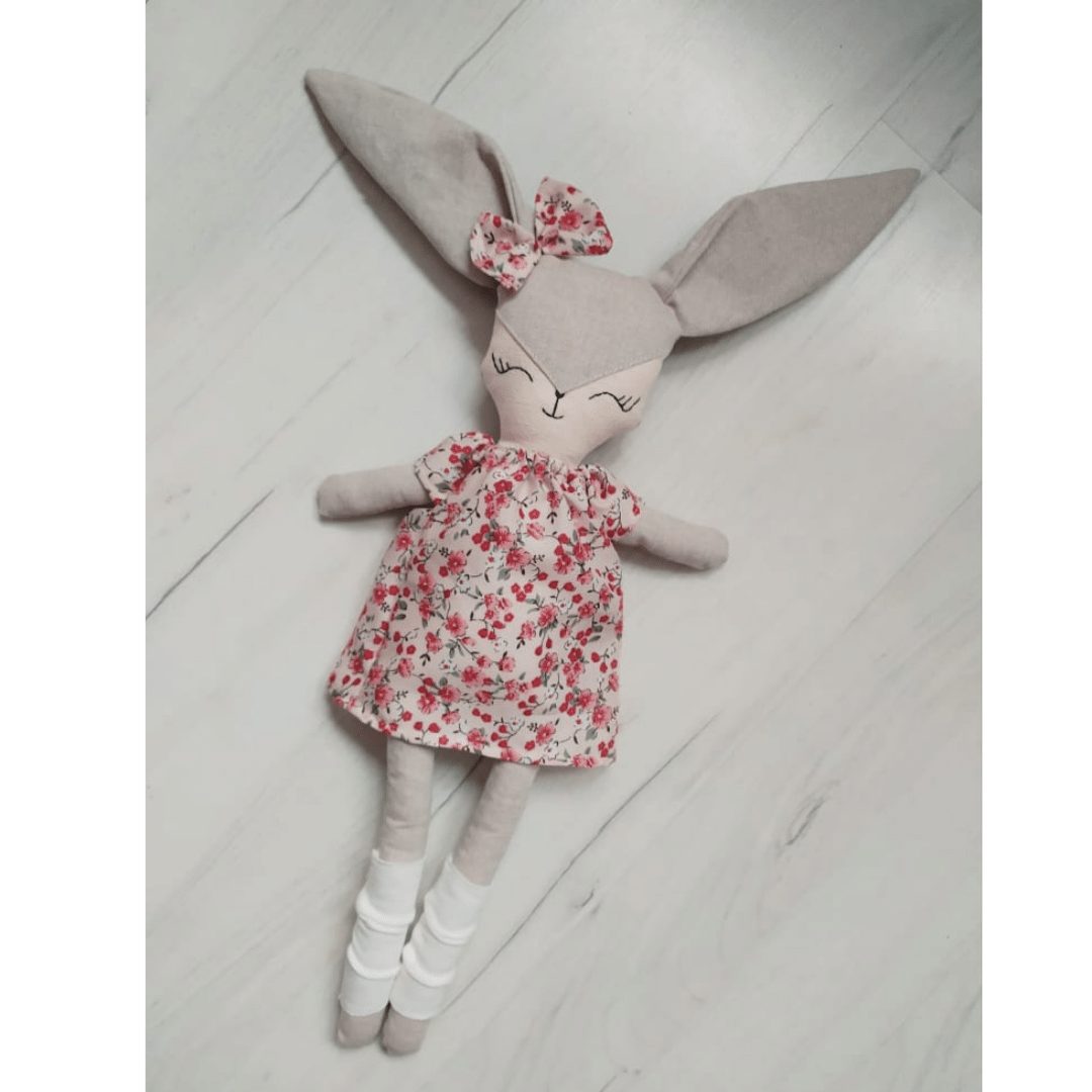 Króliczek w sukience w czerwone kwiaty