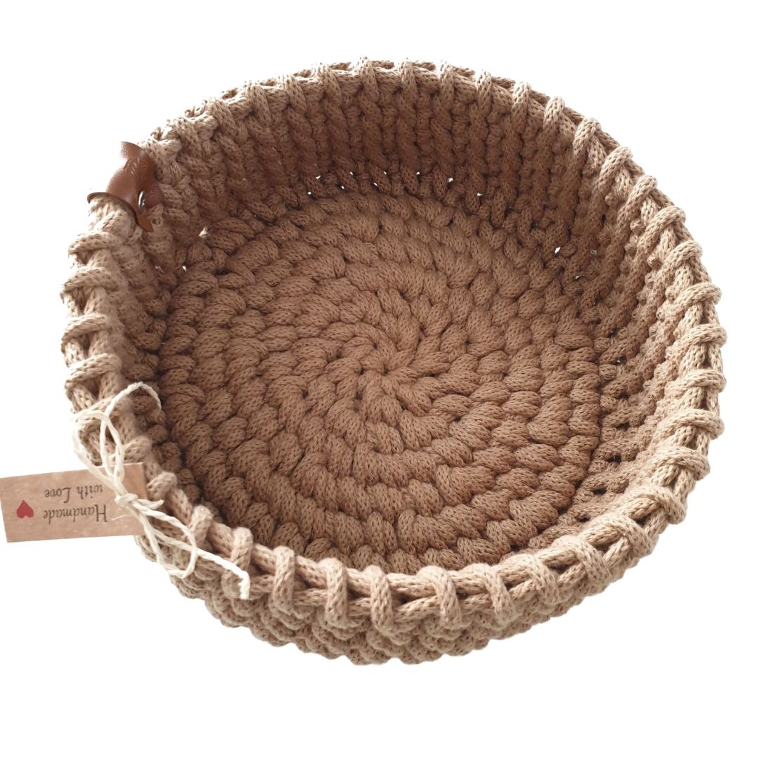 Pleciony koszyczek brązowy