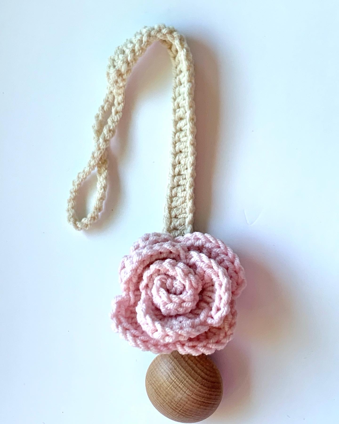 Zawieszka do smoczka Rose jasny róż