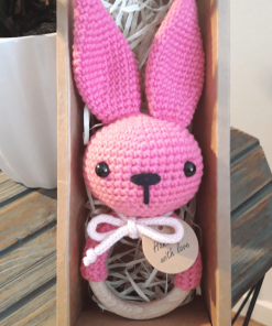 Różowy króliczek grzechotka