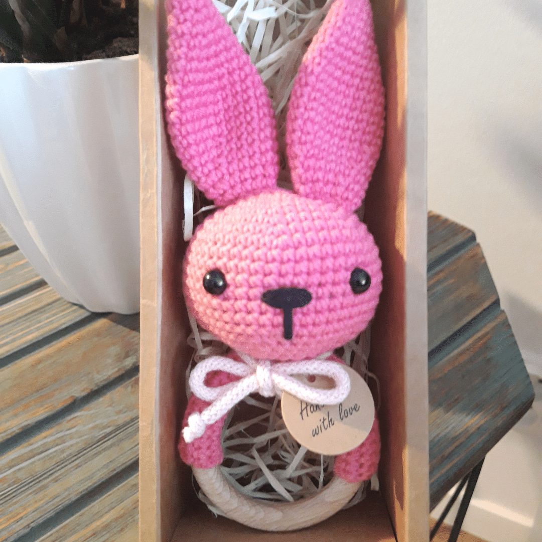 Różowy króliczek - grzechotka dla noworodka | Moonio.pl