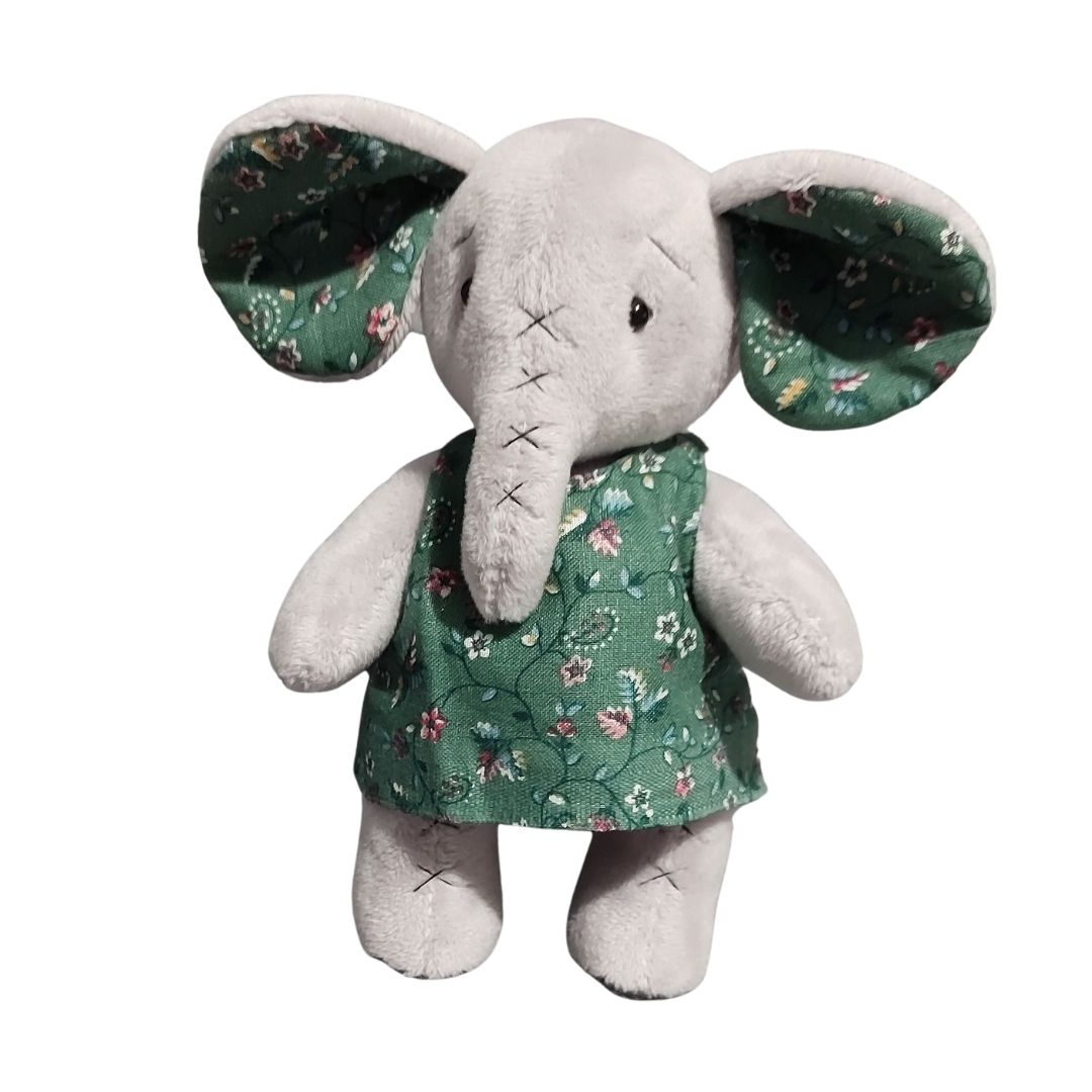 Pluszowy słonik w ubranku