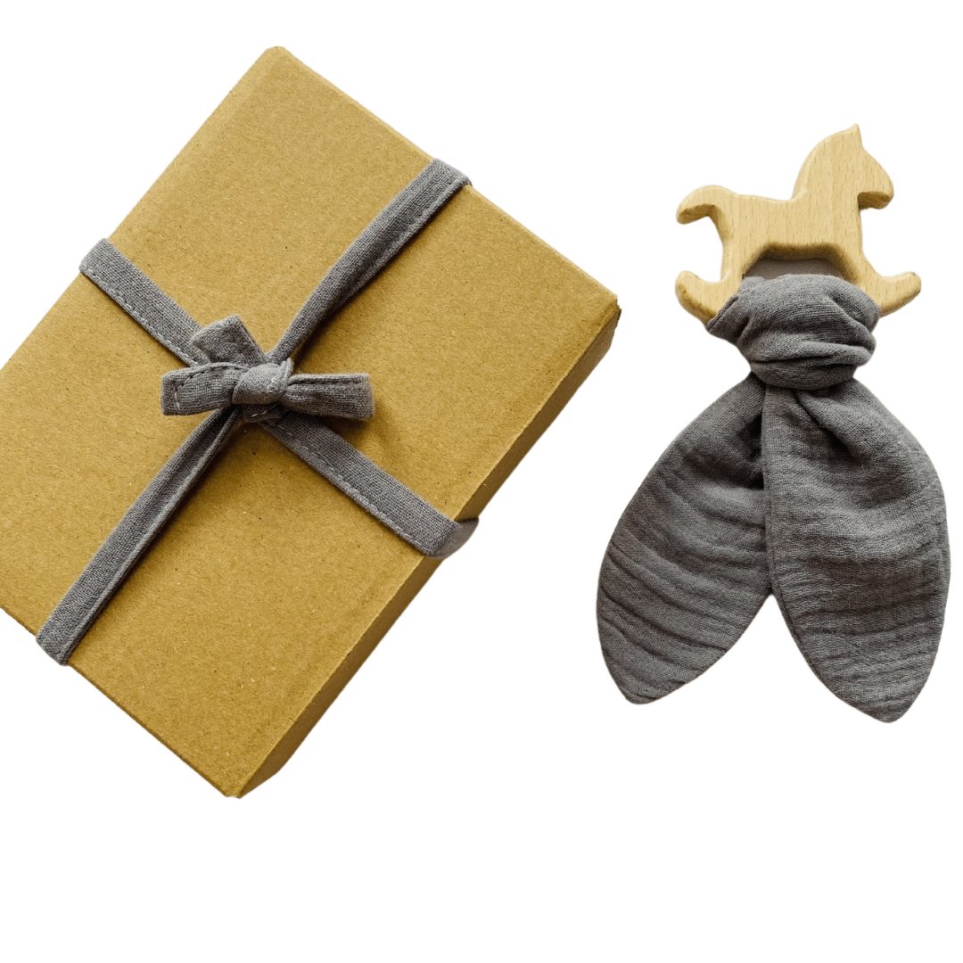 Drewniany gryzaczek z muślinem - konik na biegunach