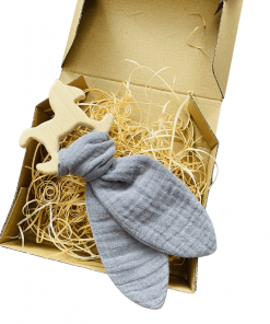 Drewniany gryzaczek z muślinem - konik na biegunach | Moonio.pl