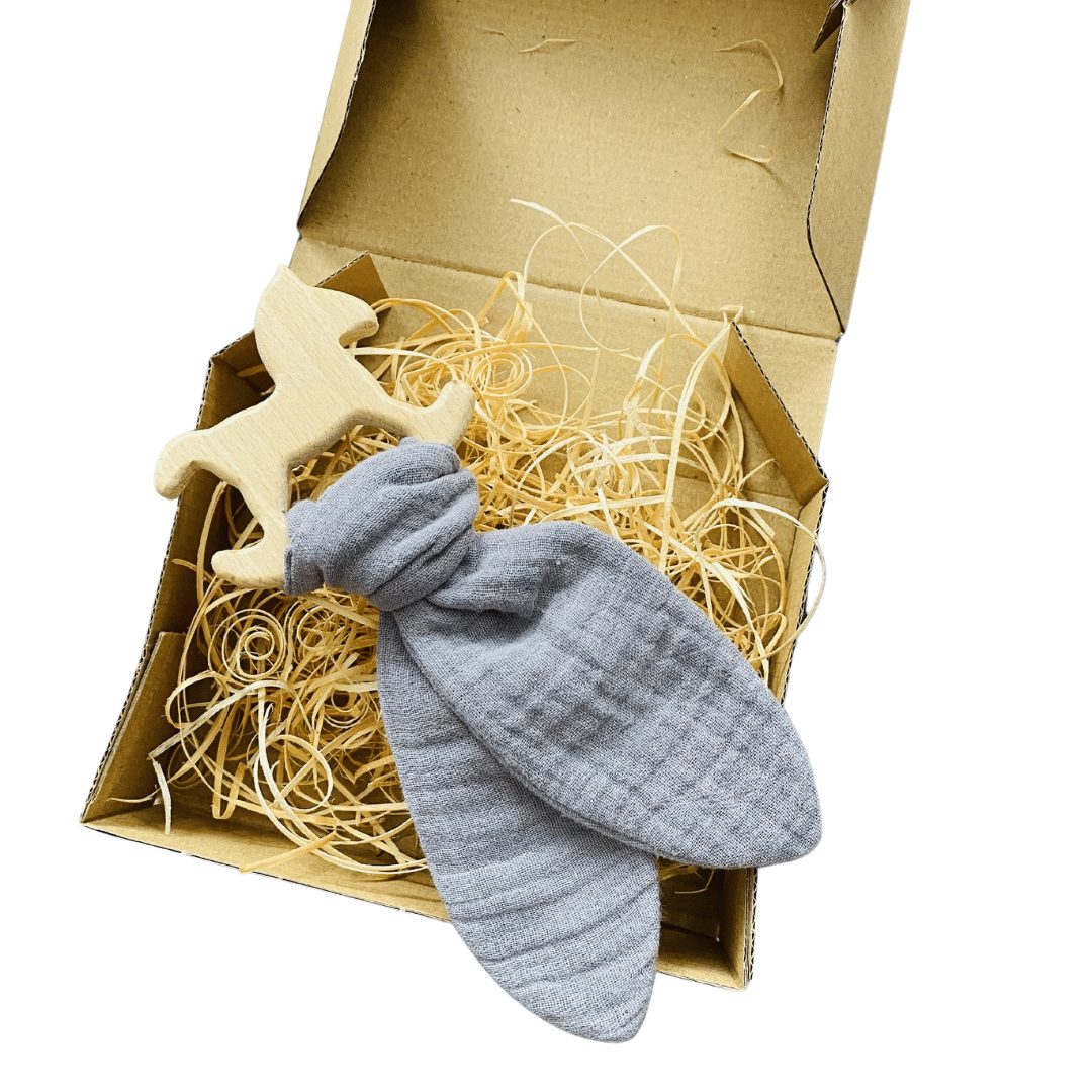 Drewniany gryzaczek z muślinem - konik na biegunach | Moonio.pl