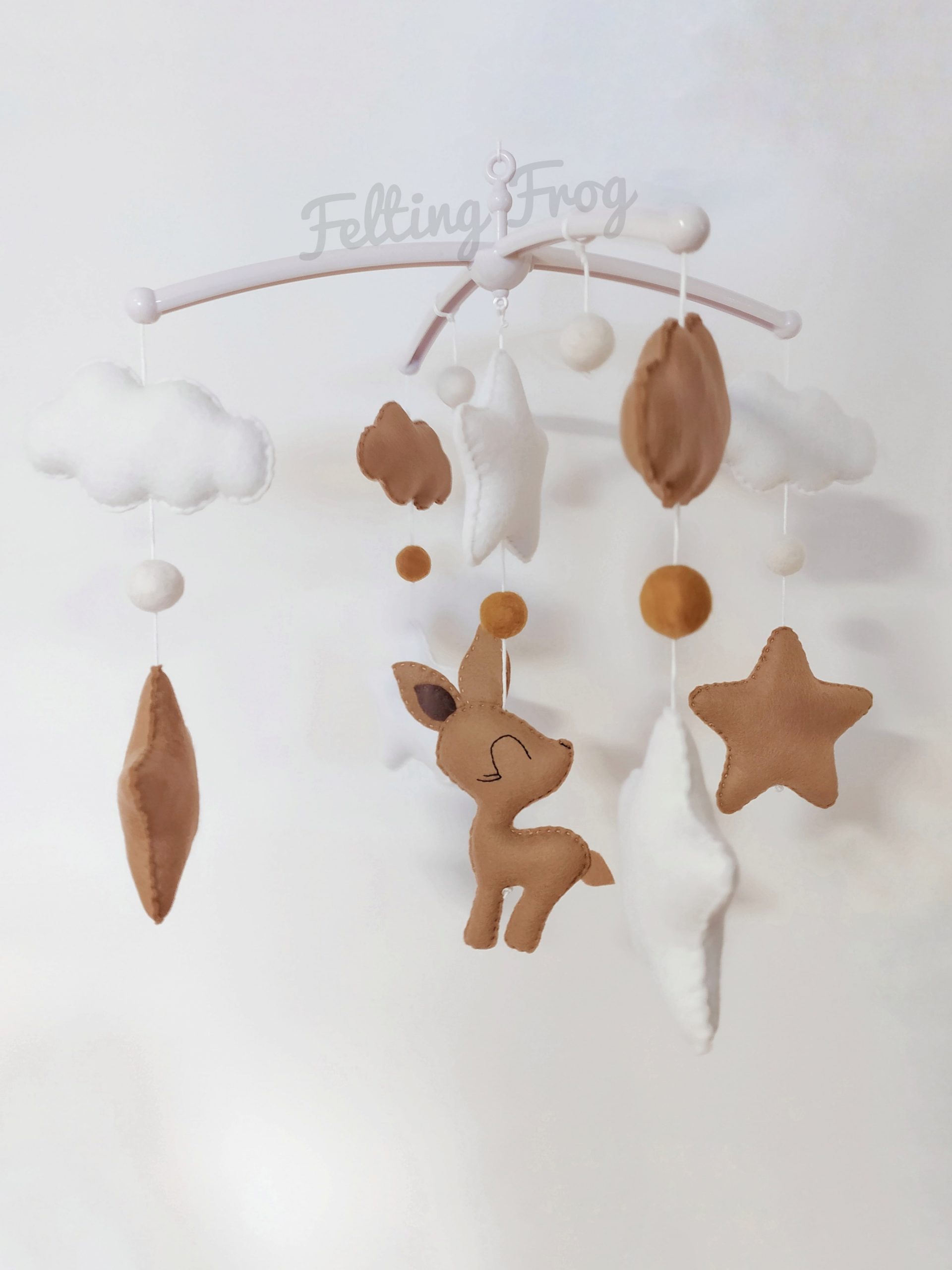 Dekoracyjna karuzela z sarenką na 4-ramiennym stelażu