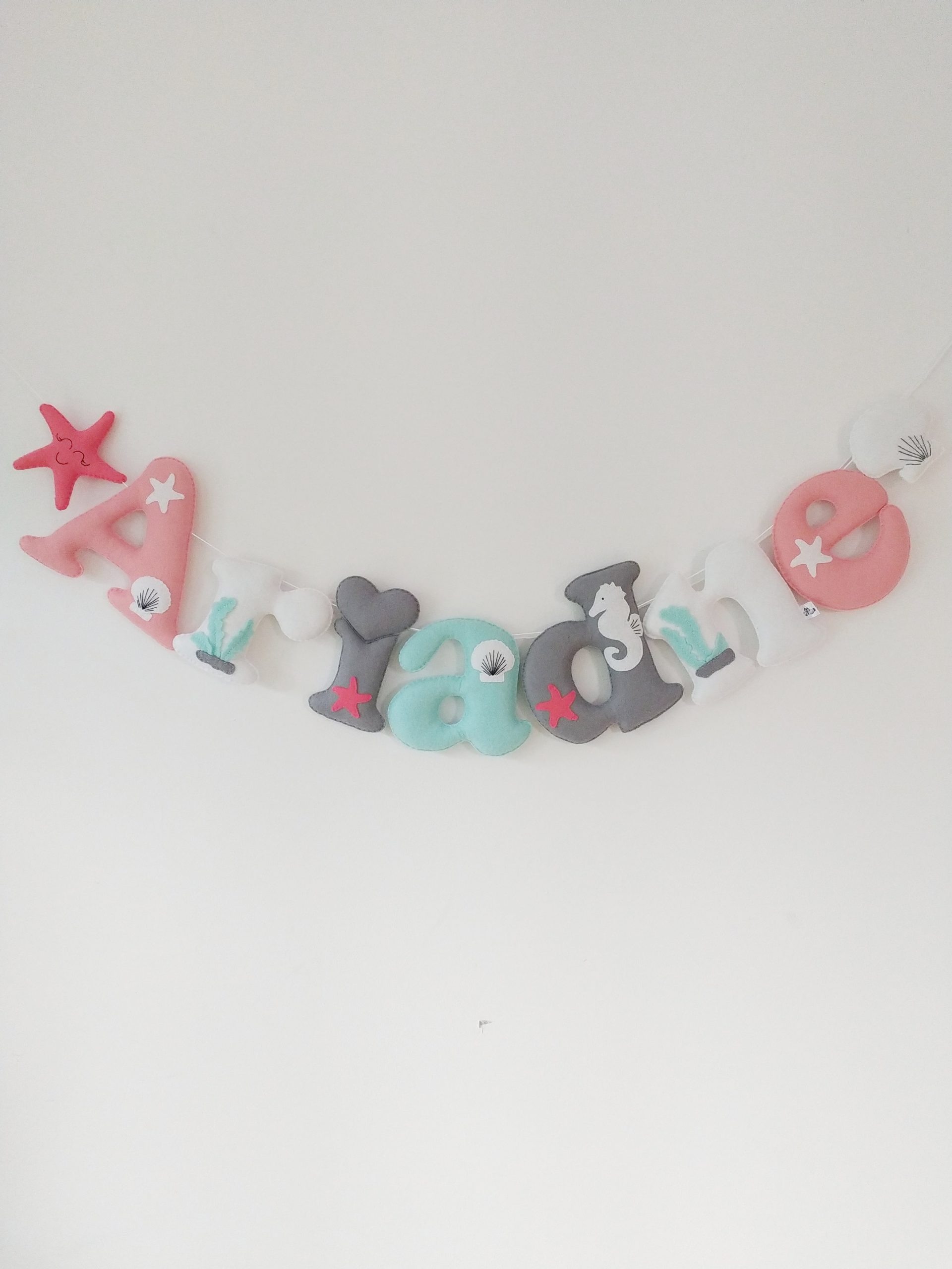 Pastelowe literki z filcu z morskim motywem