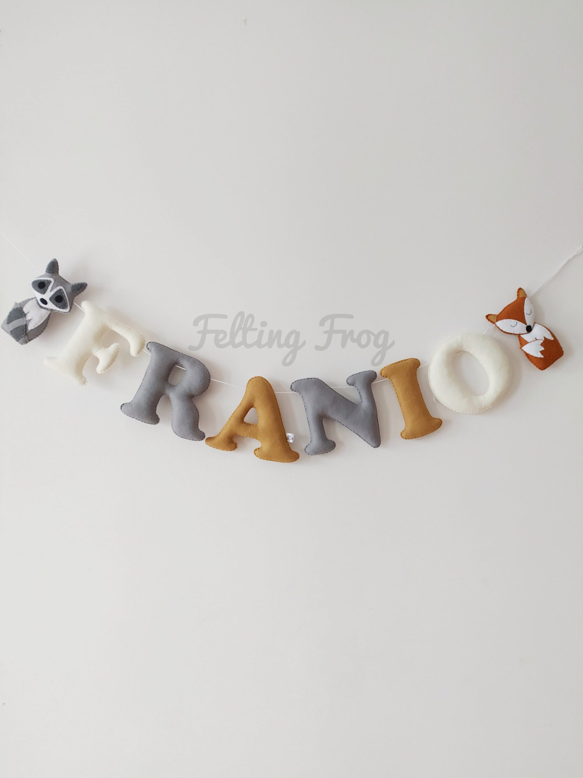 Literki z filcu z leśnym motywem