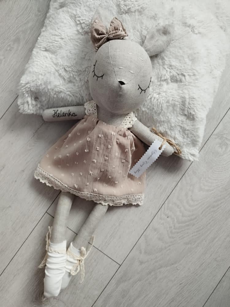 Sarenka w pudrowej sukience w kropki